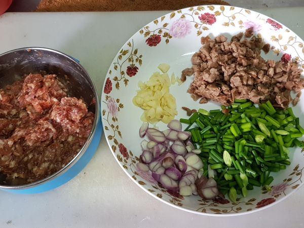 準備以上食材
絞肉醃醬油米酒即可