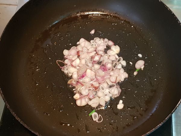 爆香紅蔥頭，蒜頭