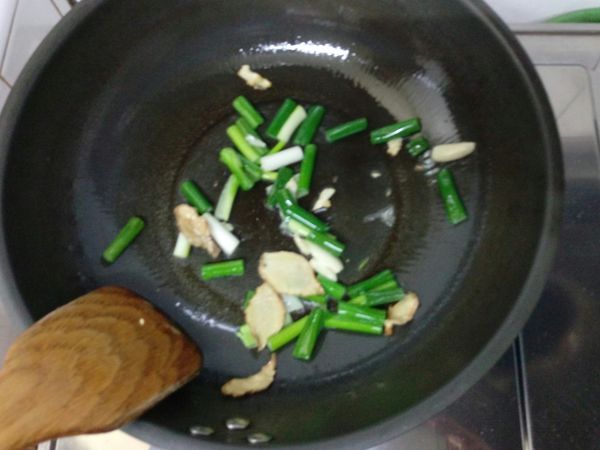 再下蔥白爆香，下蔥綠