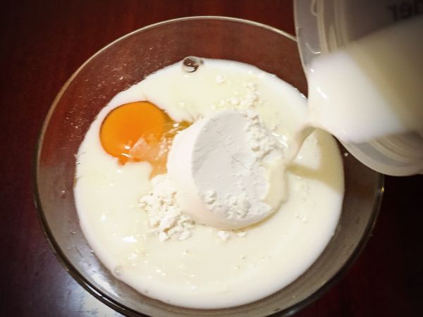 樂樂Q貝奶粉塊*2加冷水100CC泡開後，加入低筋麵粉、雞蛋