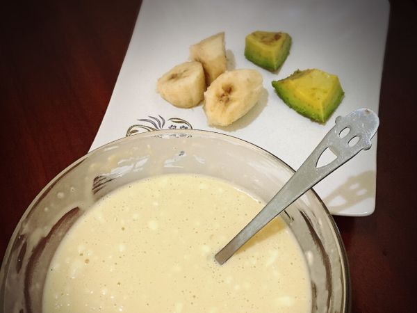 麵糊拌勻後加入香蕉、酪梨