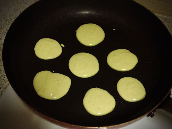 用湯匙倒入麵糊