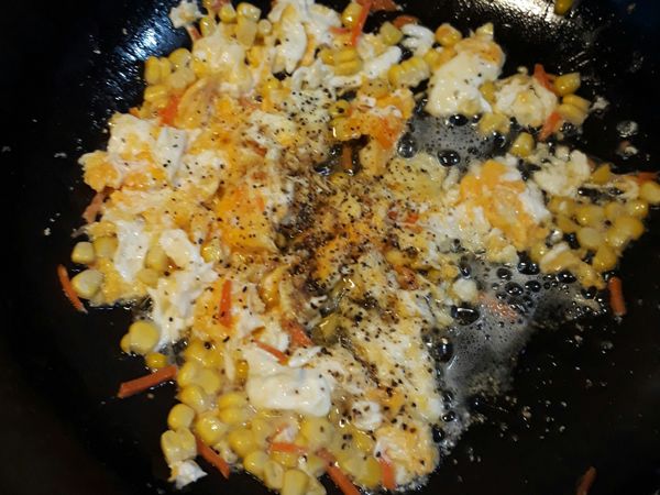 加油熱鍋
1.蛋炒半熟
2.加玉米、紅蘿蔔絲拌炒
3.灑上黑胡椒