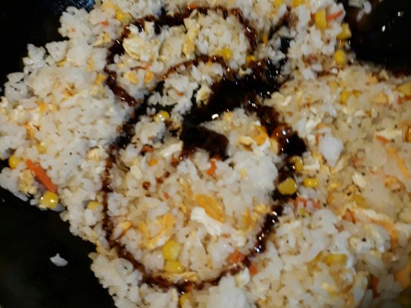 加醬油膏拌炒均勻