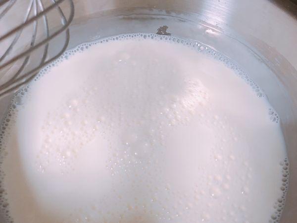 牛奶、鮮奶油、糖
一起加熱攪拌使糖融化，不用滾燙發，確定糖融化即可關火