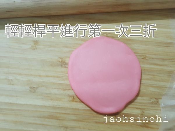 ➡️開酥完成，將它們輕輕桿平，進行第一次三折。