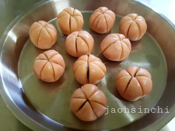 ➡️用一把鋒利的刀，將完成包餡的糰子，割三刀為六等份，至底部約1公分停。