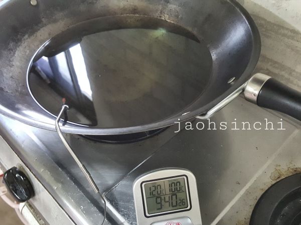 ➡️油鍋的油【#一定要蓋過】糰子，中小火油溫到達120度，或是筷子放進去有小泡泡出現，就將糰子下鍋炸。