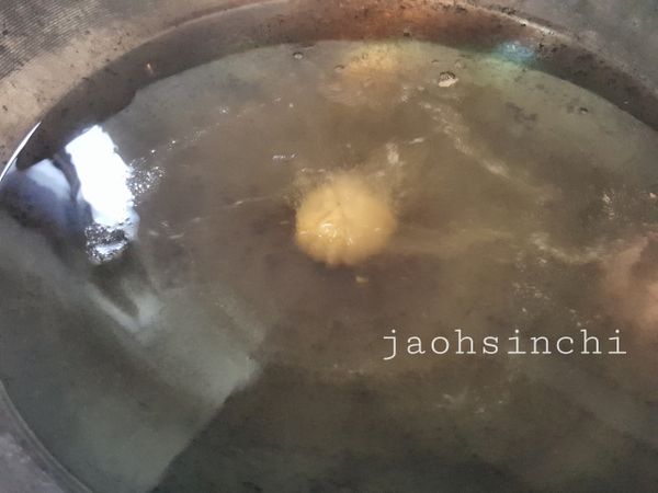 ➡️待筷子碰花瓣有酥酥感，就可以起鍋瀝乾油了。