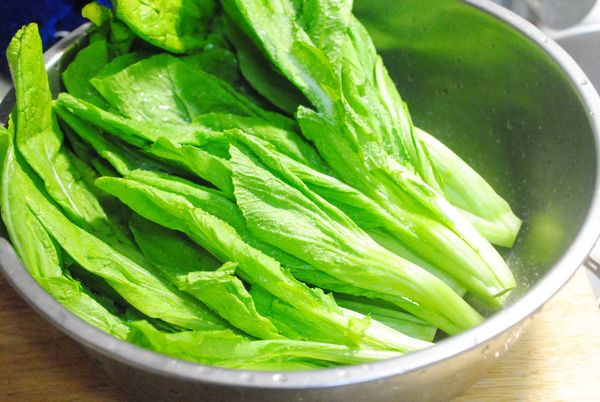 小芥菜洗淨加三匙塩抓一下,擠去水份(或放置約十分鐘後再處理)