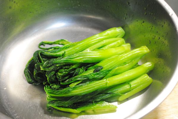 可以用力一點沒有關係,將菜裡的水份去除,放入冰箱冷藏一天後便可使用.