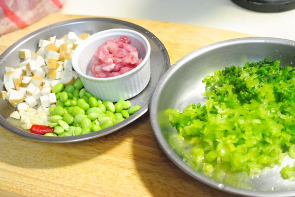 所有食材:豆干切丁,燙過.毛豆燙過,雪裡紅洗乾淨,扭乾水份切細,蒜頭拍碎,紅辣椒可加可不可.
