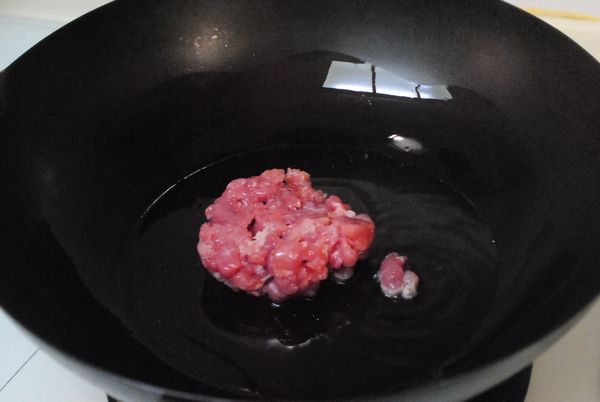 熱鍋加點油,肉末先下鍋炒.
