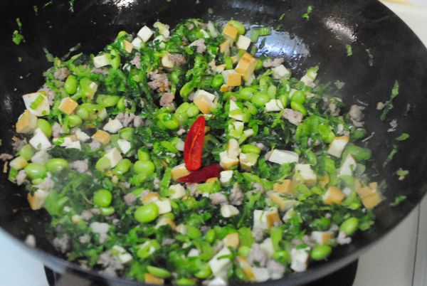 加入調味料及辣椒拌炒後即可起鍋.