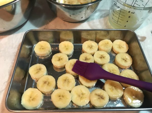 取1-2根香蕉，切厚度約0.5公分的薄片，刷上步驟一的防黑檸檬汁後備用，醃差不多10分鐘。