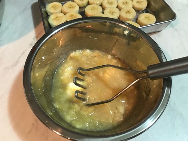 剩餘的香蕉壓成泥狀，再將剩餘的防黑汁倒入拌勻。