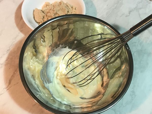 回溫軟化的無鹽奶油打至有點蓬鬆柔軟狀。