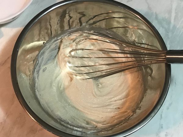 分次加入糖（至少要分成三次加入），繼續打至均勻蓬鬆看不到糖粒，表面具有光澤感。