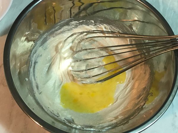蛋液也至少要分三次加入攪打均勻。
