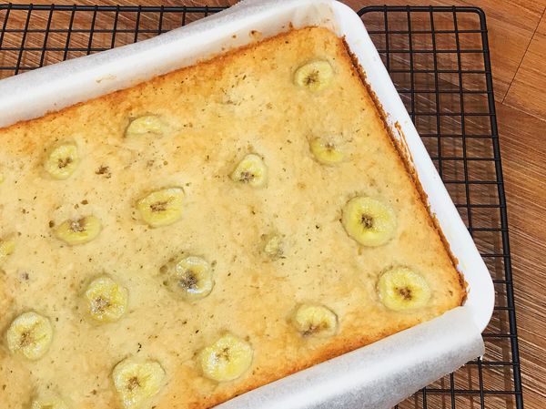 香噴噴的香蕉蛋糕熱食冷食都很好吃！這個配方吃起來不會乾，帶點微潤口感，真的很棒！也可冰到冰箱冷藏保存。