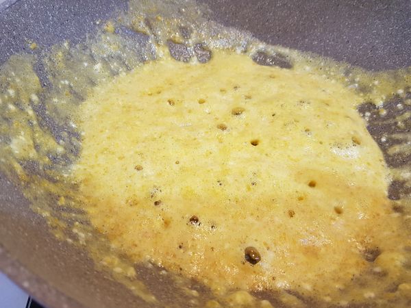 筊白筍滾邊切塊，放入電鍋內蒸(1/3 杯水就夠了)
鹹蛋黃，將蛋黃跟蛋白分開，分別切成碎泥。
鍋內加入1匙油，將蛋黃放入炒到冒泡泡，加入筊白筍快火炒，再加入米酒，白胡椒。