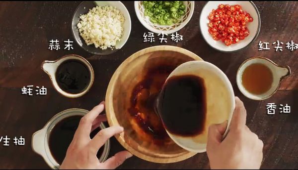 醋，生抽，蚝油，香油一起倒入碗中，，把切好的蒜末、红尖椒、绿尖椒、香菜倒入碗中，加入适量盐和糖，做成底料，拌匀备用