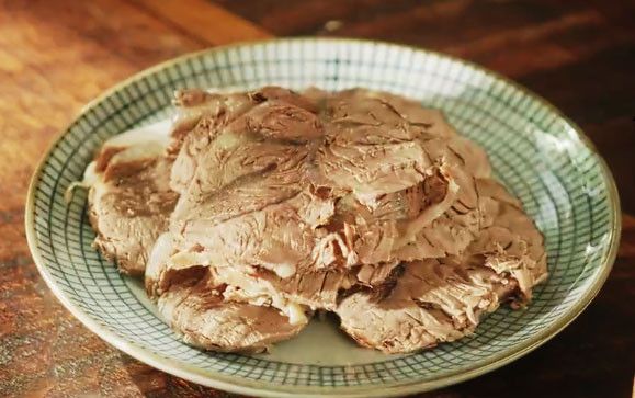 木耳泡发，备用
牛腱焯水，捞出洗净，锅中换清水，放入牛肉，放入料包，放入葱段、姜片、大蒜，小火煮1小时，捞出放凉