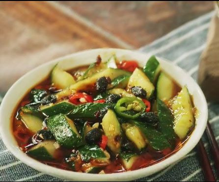 木耳放入清水锅中煮8分钟，捞出放入纯净水放凉，放入盘中，备用
黄瓜切块，放入小盘中，备用
煮好的牛腱切片，放入盘中，备用
把调好的底料分别倒入黄瓜盘中、牛腱盘中、木耳盘中
平底锅热油，蒜泥倒入油中，爆蒜
黄瓜盘中放入老干妈，淋入蒜泥油