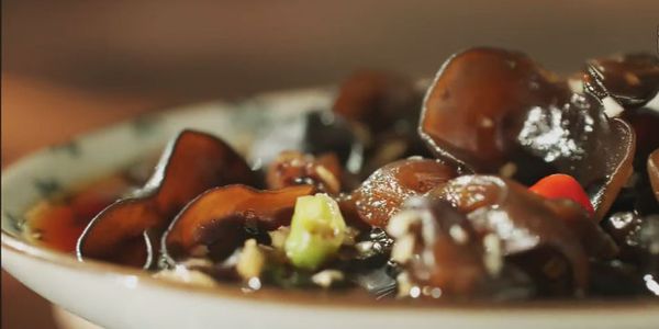 木耳盘中加入生蒜泥拌匀