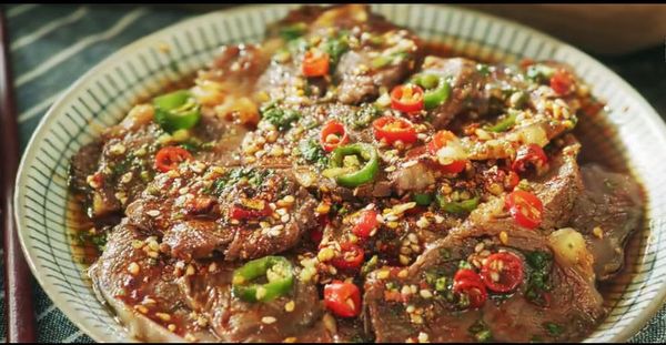 牛腱中加香菜末，淋油泼辣子拌匀