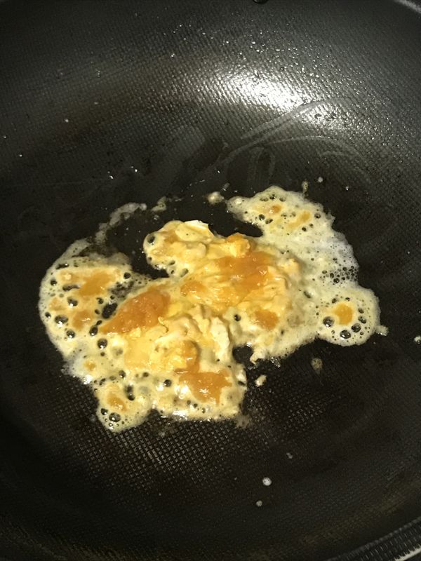 1.先將鹹蛋白與蛋黃分開切碎
2.一點油 將鹹蛋黃與流沙醬放入至起泡