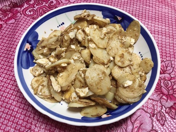 3.放入筊白筍扮炒
4.一點點水悶個30-60秒
5.加入切碎的鹹蛋白拌勻即可起鍋