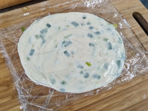 用手壓就可以了，不太需要桿麵棍，除非你喜歡吃很薄的~