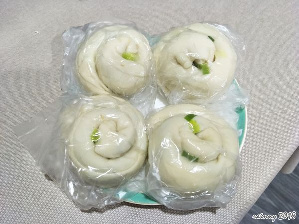 放入塑膠袋隨便包好繼續醒麵，全部弄好第一個都可以準備吃了。