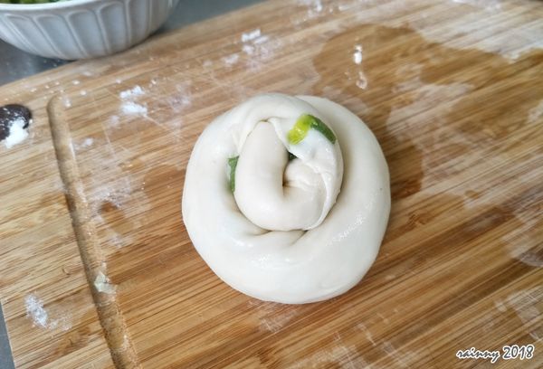 捲成像冰淇淋一樣的形狀，中心的頭包住，尾巴藏在底部