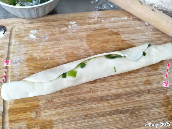 捲壽司一樣捲起，捲好兩端捏一下，不要讓餡掉出來。