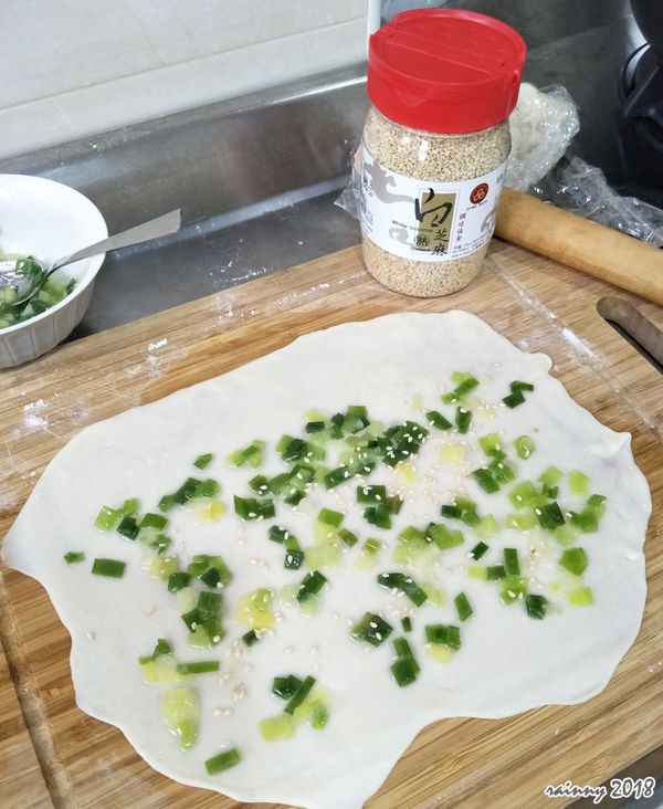 把蔥花醬當成果醬塗上去，要收尾的地方留個1-2公分，可以再撒點芝麻