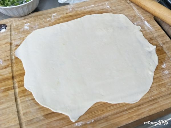 半小時後把麵糰拿出，分成四分，桿成方形