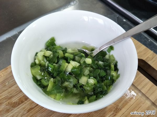 蔥花備好，熱油直接倒入碗中攪拌，或是直接熱油拌炒蔥花，一下下有香味即可；
吃胡椒的可以加一點拌入~~