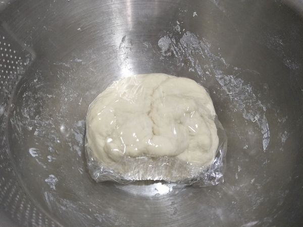 用保鮮膜包起來，放置半小時