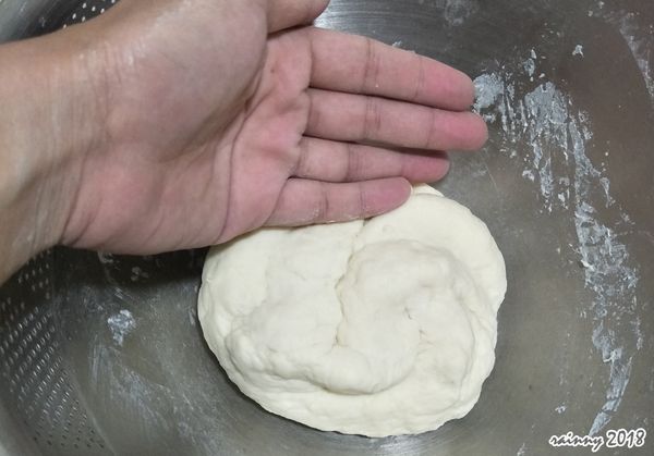 揉到不沾手，麵團略微光滑就可以停手準備醒麵
