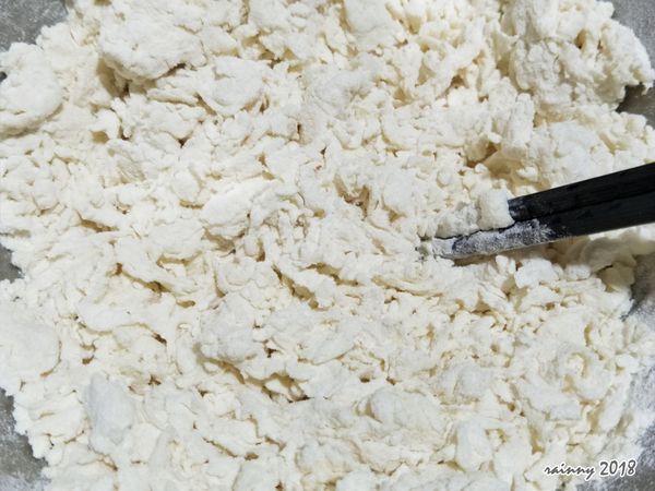拌到均勻雪花狀(?)，溫度也差不多降低了就可以加入冷水繼續用徒手捏了