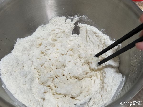 麵粉加入鹽及熱水攪拌，記得用工具攪拌，不然會燙傷