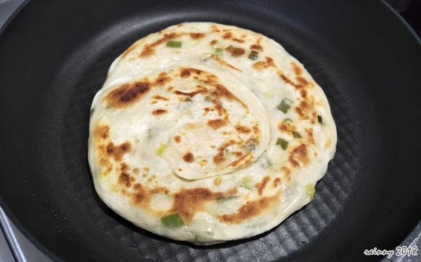 壓好之後我用不沾鍋直接煎，不加油也可以，但再加一點點油一起煎很香~~