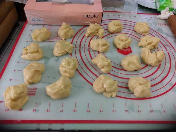 油皮材料全放入攪拌缸中，用槳形攪拌成糰，鬆馳20分鐘

之後分20個麵團每個40克