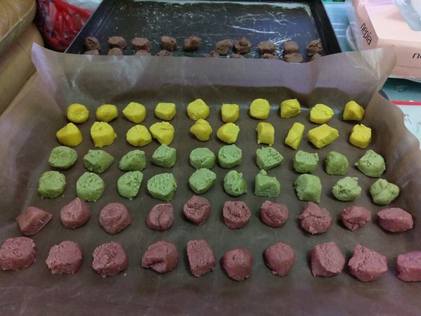 製作油酥，材料放入攪拌缸中攪拌成糰，分成四等份，分別用色粉調色，每種顏色分成20等份，每個5克