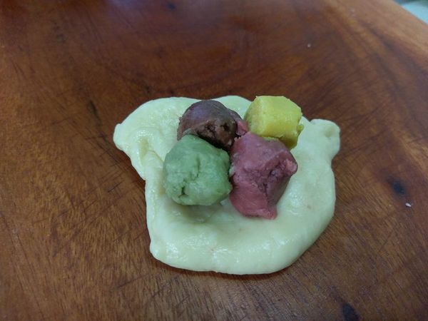 油皮鬆馳完分成20等份，每個40克，每個麵糰包入四色油酥