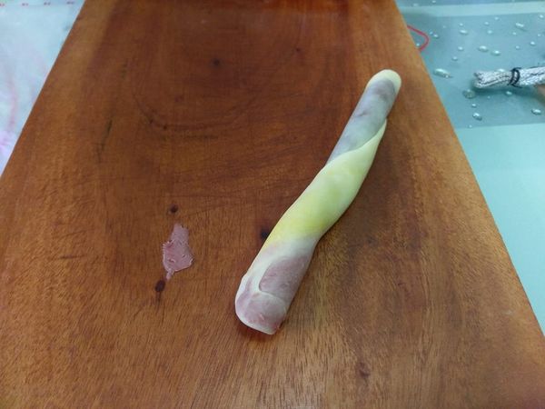 第一次擀開，斜捲鬆馳