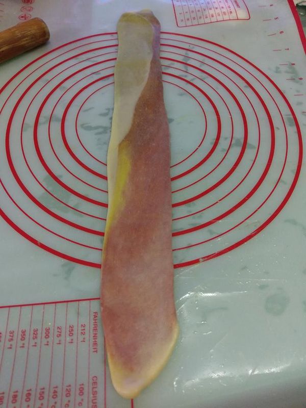 10分鐘後做第二次擀捲，長度要是第一次的兩倍長