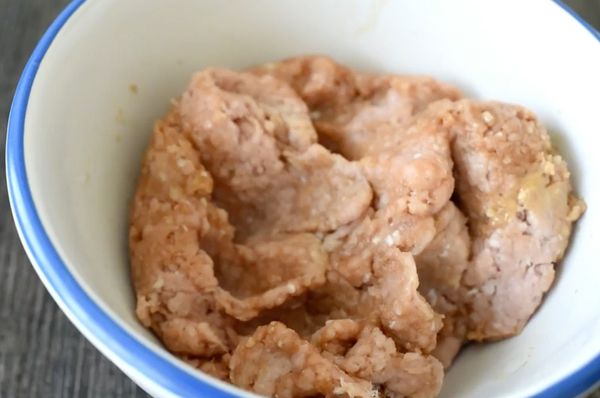 先將雞肉切碎，再用醃料醃雞肉30分鐘